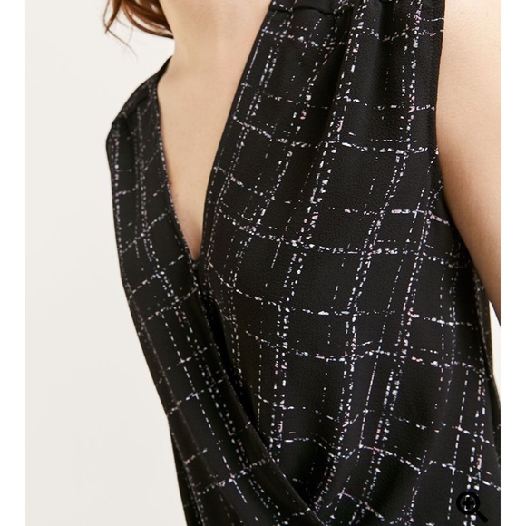 Reitmans Short Sleeve Wrap Neckline Printed Blouse with Shirring - Picture 2 of 3